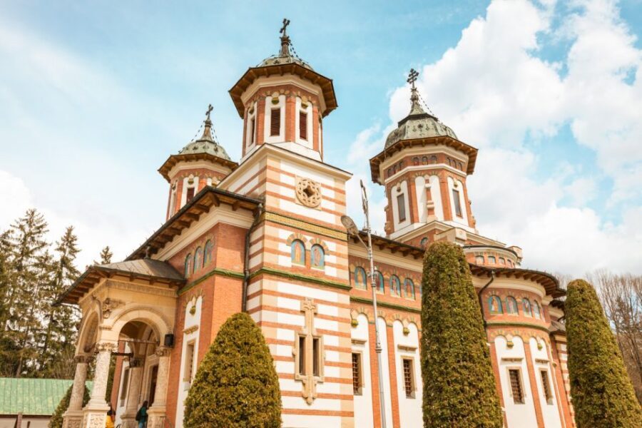 Bucharest: Dracula's Castle, Peleș Castle & Brașov Day Trip - Bran Castle: the Dracula connection with real fortress views